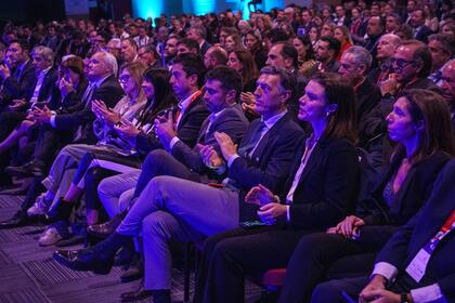 El presidente de AmCham Argentina, Facundo Gómez Minujín, y la encargada de Negocios de la Embajada de los Estados Unidos, Abigail Dressel durante en el discurso del presidente Javier Milei