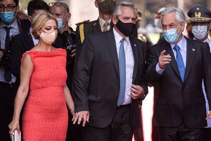 El presidente de Argentina, Alberto Fernández, segundo desde la izquierda, y su pareja Fabiola Yañez son recibidos por el presidente de Chile, Sebastián Piñera, y su esposa Cecilia Morel, a su llegada al palacio presidencial de La Moneda en Santiago, Chile, el martes 26 de enero de 2021. Fernández es en una visita oficial a Chile de dos días.