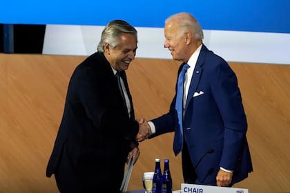 El presidente de Argentina, Alberto Fernández estrecha la mano del presidente de EE.UU., Joe Biden, durante la sesión plenaria de apertura de la Cumbre de las Américas, el jueves 9 de junio de 2022 en Los Ángeles