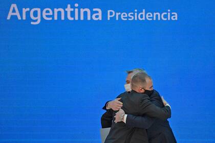 Alberto Fernández abraza al ministro de Economía, Martín Guzmán, durante una ceremonia para anunciar los resultados del canje de deuda