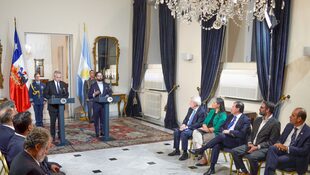 El presidente de Argentina, Alberto Fernández ha confirmado que Argentina hace oficial su vuelta a la Unión de Naciones Suramericanas (UNASUR), tras su abandono en 2019, durante una visita a Chile donde se ha reunido con su homólogo chileno, Gabriel Boric. 