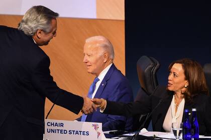 El presidente de Argentina, Alberto Fernández, le da la mano a la vicepresidenta de los Estados Unidos, Kamala Harris