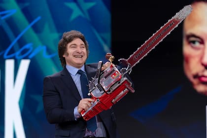 El presidente de Argentina, Javier Milei, con una motosierra a su llegada a la Conferencia de Acción Política Conservadora (CPAC) en el Centro de Convenciones Gaylord National Resort, el jueves 20 de febrero de 2025, en Oxon Hill, Maryland, Estados Unidos. (AP Foto/Jose Luis Magana)