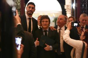 El presidente de Argentina, Javier Milei, en el centro, llega con Enes Canter Freedom, a la izquierda, antes de que el presidente electo Donald Trump hable durante una gala del America First Policy Institute en su finca de Mar-a-Lago, el jueves 14 de noviembre de 2024, en Palm Beach.