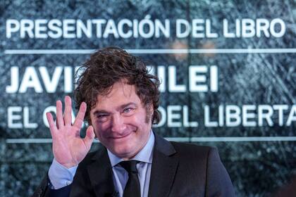 El presidente de Argentina, Javier Milei, hace un gesto mientras presenta su libro "El camino del libertario" en Madrid, España, el viernes 17 de mayo de 2024. (AP Foto/Manu Fernandez)
