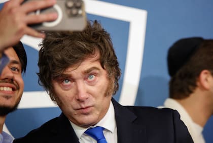 El presidente de Argentina, Javier Milei, posa junto a unos estudiantes y el presidente de la Universidad Yeshiva, el rabino Dr. Ari Berman