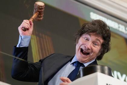 El presidente de Argentina, Javier Milei, posa para una foto tras hacer sonar la campana de apertura de la sesión en la Bolsa de Nueva York, el lunes 23 de septiembre de 2024. (AP Foto/Seth Wenig)