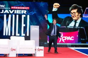 El presidente de Argentina, Javier Milei, saluda al público antes de hablar en la Conferencia de Acción Política Conservadora (CPAC, por sus siglas en inglés)