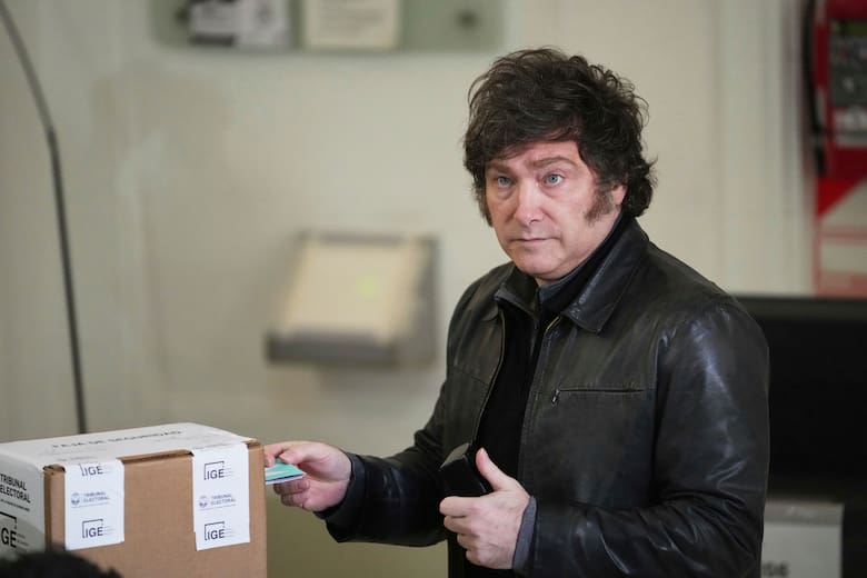 El presidente de Argentina, Javier Milei, vota durante las elecciones legislativas de Buenos Aires, el 18 de mayo de 2025. (AP Foto/Rodrigo Abd)
Rodrigo Abd - AP