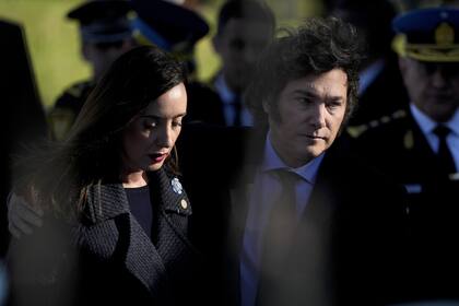 El presidente de Argentina, Javier Milei, y la vicepresidenta Victoria Villarruel asisten a una ceremonia policial en honor a los oficiales caídos, en Buenos Aires, Argentina, el 2 de julio de 2024.