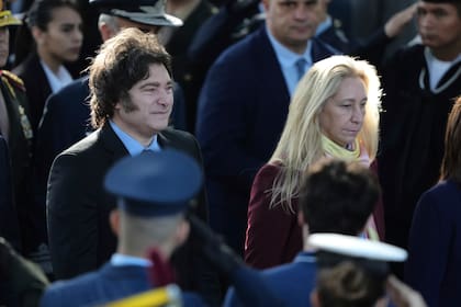 El presidente de Argentina, Javier Milei, y su hermana, la secretaria general de la presidencia Karina Milei, llegan a una ceremonia para conmemorar el 43er aniversario del conflicto entre Argentina y Reino Unido por las islas Malvinas, en Buenos Aires, Argentina, el miércoles 2 de abril de 2025. (AP Foto/Natacha Pisarenko)