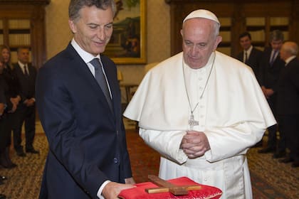 El presidente de Argentina, Mauricio Macri, intercambia regalos con el Papa Francisco durante una audiencia privada en el Vaticano, el sábado 27 de febrero de 2016.