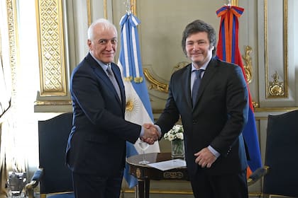 El presidente de Armenia, Vahagn Khachaturyan, junto a Javier Milei