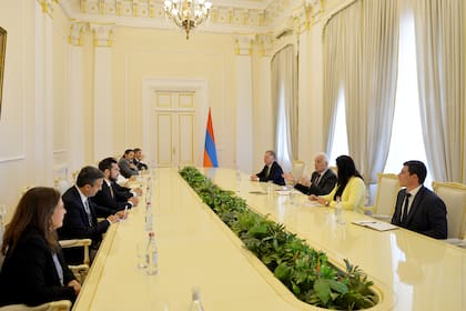 El presidente de Armenia, Vahagn Khachaturyan, durante un encuentro con medios argentinos