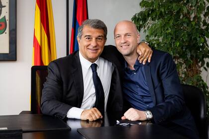 El presidente de Barcelona, Joan Laporta, con Jordi Cruyff, que se incorporará el 1 de agosto de 2021 como asesor en el departamente de fútbol