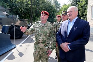 El presidente de Belarús, Alexander Lukashenko examina vehículos militares en Minsk