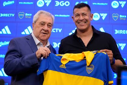 El presidente de Boca Juniors, Jorge Amor Ameal, posa con el nuevo DT, Jorge Almirón