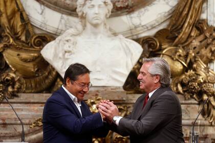 El presidente de Bolivia, Luis Arce, durante un encuentro con el presidente de Argentina, Alberto Fernandez, para la firma de un acuerdo por el gas. Ahora, la empresa pública de Bolivia dice que el país no le paga.