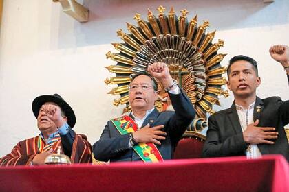 El presidente de Bolivia, Luis Arce, el vicepresidente David Choquehuanca y Andrónico Rodríguez, presidente del Senado y candidato presidencial por la Alianza Popular, entonan el himno nacional durante las celebraciones por el bicentenario de Bolivia en Sucre, la capital constitucional del país, el 6 de agosto de 2025