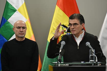 El presidente de Bolivia, Rodrigo Paz (derecha), junto a su ministro de la Presidencia, José Luis Lupo, durante una conferencia de prensa en el Palacio Quemado de La Paz