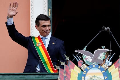 El presidente de Bolivia, Rodrigo Paz, saluda desde el palacio de gobierno tras su ceremonia de investidura en La Paz, Bolivia, el sábado 8 de noviembre de 2025