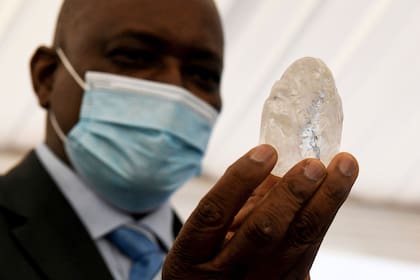 El presidente de Botswana, Mokgweetsi Masisi sostiene un diamante en Gaborone, Botswana