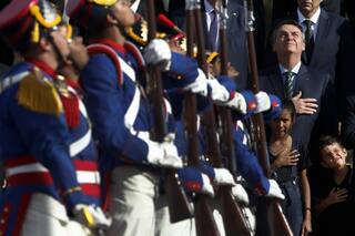 “Es complicado”: la relación de Bolsonaro con los militares de Brasil