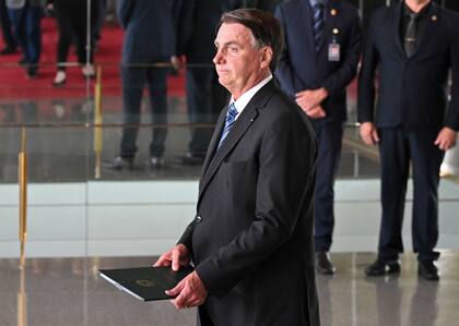 El presidente de Brasil, Jair Bolsonaro, aparece para hacer una declaración por primera vez desde la segunda vuelta de las elecciones presidenciales del domingo, en el Palacio de la Alvorada en Brasilia, el 1 de noviembre de 2022.