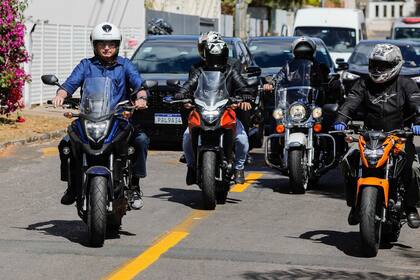 Jair Bolsonaro, durante un paseo en moto tras haber estado dos semanas en cuarentena por el coronavirus