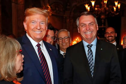 El presidente de Brasil, Jair Bolsonaro, derecha, con el presidente Donald Trump, en un almuerzo en Mar-a-Lago, Palm Beach, Florida, el 7 de marzo de 2020.