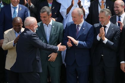 El presidente de Brasil, Luiz Inácio Lula da Silva, saluda al vicepresidente de Kenia, Kithure Kindiki; al presidente del Gobierno de España, Pedro Sánchez; al Taoiseach de Irlanda, Micheál Martin; y al primer ministro de los Países Bajos, Dick Schoof, durante la Cumbre del Clima COP30 de la ONU en Belém, Brasil, el viernes 7 de noviembre de 2025