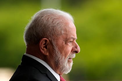 El presidente de Brasil Luiz Inácio Lula da Silva espera la llegada del canciller alemán Olaf Scholz en el palacio presidencial de Planalto, el lunes 30 de enero de 2023, en Brasilia. (AP Foto/Eraldo Peres)