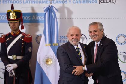 El presidente de Brasil, Luiz Inácio Lula da Silva y el presidente de Argentina, Alberto Fernández, posan para los fotógrafos durante la Cumbre de la Celac en Buenos Aires