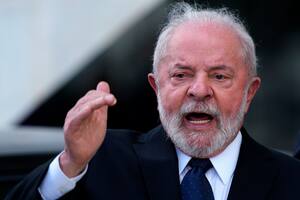 El presidente de Brasil, Luiz Inacio Lula da Silva, durante su visita al Comando de la Marina en Brasilia, Brasil, el miércoles 15 de marzo de 2023. (AP Foto/Eraldo Peres, Archivo)