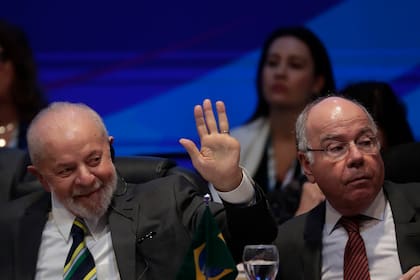 El presidente de Brasil, Luiz Inácio Lula da Silva, saluda durante la inauguración de la reunión de la Alianza Global contra el Hambre y la Pobreza, la cual se lleva a cabo al margen de las reuniones ministeriales del G20 en Río de Janeiro, el miércoles 24 de julio de 2024. (Foto AP/Bruna Prado)