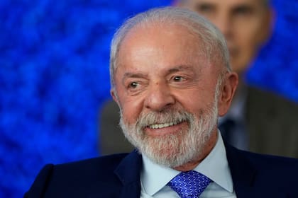 El presidente de Brasil, Luiz Inácio Lula da Silva, sonríe durante la ceremonia de presentación de la Gira del Trofeo de la Copa Mundial de la FIFA en el palacio presidencial de Planalto, el jueves 26 de febrero de 2026, en Brasilia. (AP Foto/Eraldo Peres)