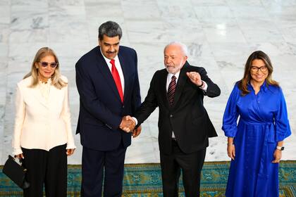 El presidente de Brasil, Luiz Inácio Lula da Silva, y su esposa, Rosangela da Silva, reciben al presidente de Venezuela, Nicolás Maduro, y a su esposa, Cilia Flores, en el Palacio de Planalto.