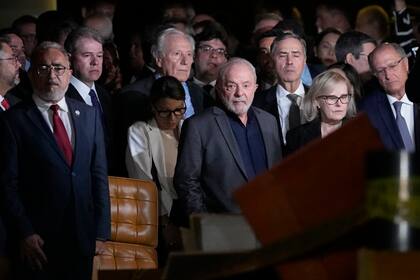 El presidente de Brasil, Luiz Inácio Lula da Silva, la presidenta de la Corte Suprema Rosa Weber, están acompañados por gobernadores y ministros en una visita de inspección y apoyo a la sede de la Corte Suprema, un día después de que el Congreso fuera asaltado por simpatizantes del ex presidente brasileño