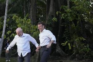 Macron y Lula se ríen de los memes por sus fotos “románticas” en Brasil