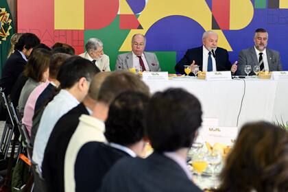 El presidente de Brasil, Luiz Inacio Lula da Silva, habla durante un desayuno con corresponsales extranjeros en el Palacio Planalto en Brasilia el 2 de agosto de 2023.