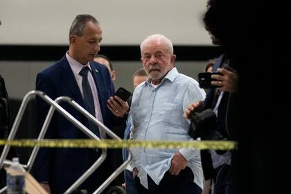 El presidente de Brasil, Luiz Inácio Lula da Silva, camina en el Palacio de Planalto después de que fue asaltado por partidarios del expresidente de Brasil, Jair Bolsonaro