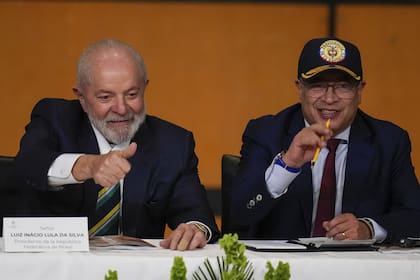 El presidente de Brasil, Luiz Inacio Lula da Silva, y el presidente de Colombia, Gustavo Petro, asisten a la inauguración de la Feria Internacional del Libro en Bogotá, Colombia, el miércoles 17 de abril de 2024.