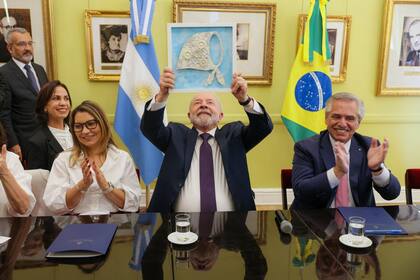 El presidente de Brasil, Lula da Silva, recibe un regalo de las Abuelas de Plaza de Mayo