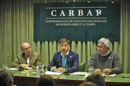 El presidente de Carbap, Horacio Salaverri; el gobernador bonaerense Axel Kicillof, y Javier Rodríguez, ministro de Desarrollo Agrario de la provincia de Buenos Aires