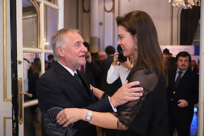 El presidente de CEA le agradece su presencia a Abigail Dressel. "Dicho en fácil, es la segunda del embajador de los Estados Unidos y como los dos están acá, la embajada en Palermo quedó vacía", bromeó Savino