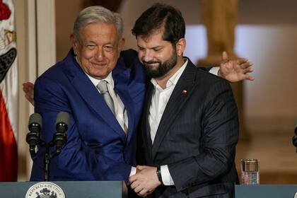 El presidente de Chile, Gabriel Boric, a la derecha, se abraza con el presidente de México, Manuel López Obrador, después de una declaración conjunta en el palacio presidencial de La Moneda en Santiago, Chile, el domingo 10 de septiembre de 2023.