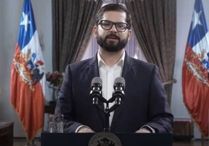 El presidente de Chile, Gabriel Boric, durante la cadena nacional tras el triunfo del "rechazo"