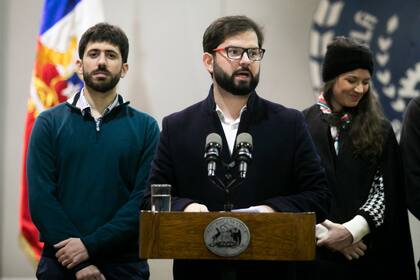 El presidente de Chile, Gabriel Boric, habla con la prensa después de emitir su voto durante una elección para elegir a los miembros de un Consejo Constitucional que redactará una nueva propuesta de constitución, en Punta Arenas, Chile, el domingo 7 de mayo de 2023.