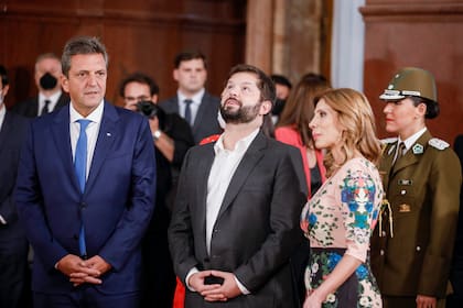 El presidente de Chile, Gabriel Boric, junto al presidente de la Cámara de Diputados, Sergio Massa, y la presidenta provisional del Senado, Claudia Abdala