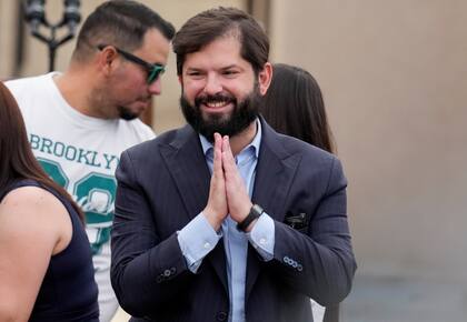 El presidente de Chile, Gabriel Boric, participa en una entrega de viviendas sociales en la comunidad de Colina, en las afueras de Santiago, Chile, el jueves 28 de noviembre de 2024. (AP Foto/Esteban Félix)